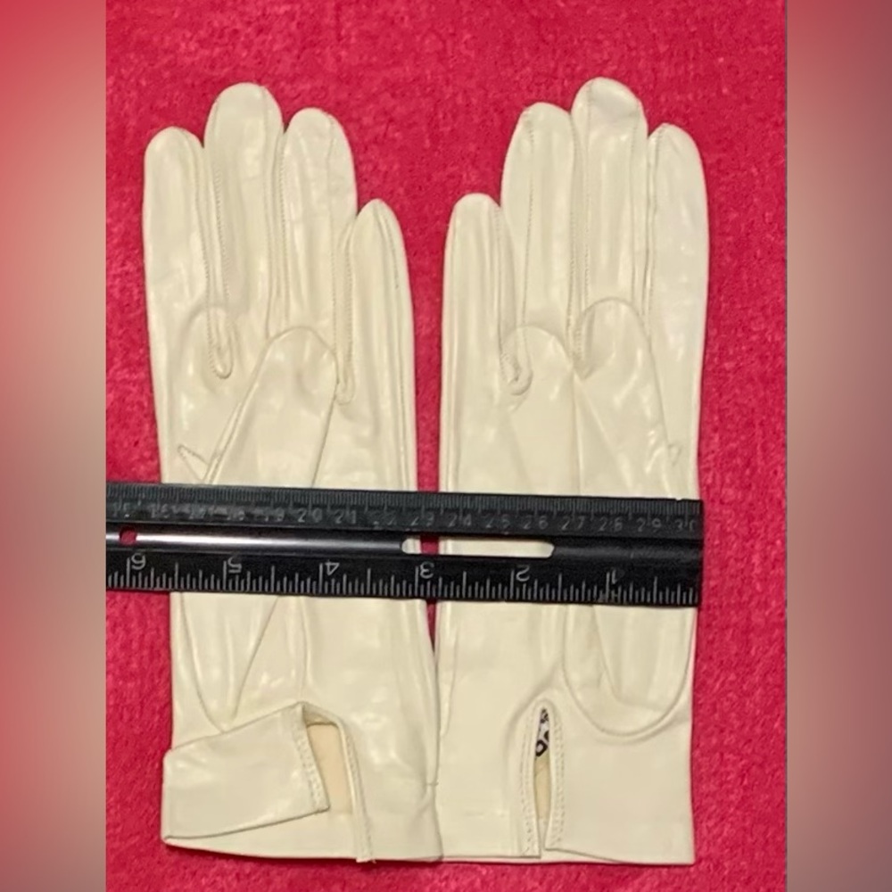 PriorityShip Vintage White Size 6.5 Madova Shiny Leather Gloves Silk Lined Wrist - Picture 3 of 8